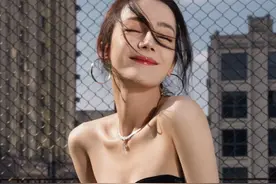 迪丽热巴酷飒美照，黑色皮衣酷飒性感，酷飒热巴出没，击中人心图片