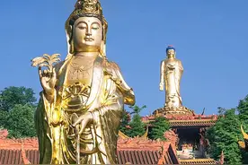 成都新津被冷落的寺庙，近年突然爆火，奇遇金身大佛与飞机同框图片