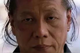 74岁梁小龙客厅练习打拳！穿背心一身紧实肌肉，满头黄发太抢眼图片