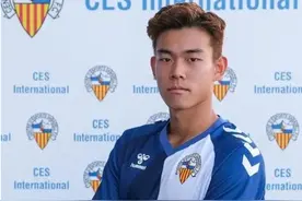 世界波！留洋小将何小珂，西班牙U19荣誉联赛，破巴萨球门图片