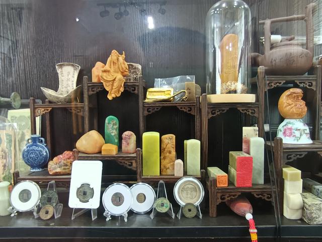 张文斌的强项:书画艺术与珍品收藏