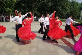为什么建议老人少去跳交谊舞？65岁大姐：前期很愉快，后期很头疼图片