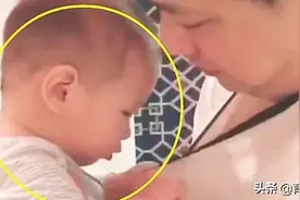 宝宝戒奶第一天，连亲爸都不放过，网友：他爸比他辛苦图片
