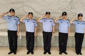 外卖小哥送完外卖后，摇摇晃晃走进了派出所！接下来一幕很暖心图片