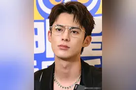 95后男星怼脸生图，原来帅哥也全靠滤镜，脸都崩成什么样了图片