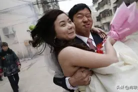 90后广西小伙，娶了23岁越南女孩，会说三种语言，彩礼只要6000块图片