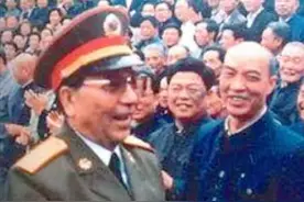 秦天出征打越南前含泪告别，秦基伟不悦：当团长的，这小仗算什么图片