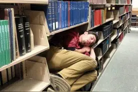 人们被抓到睡觉的 25 个搞笑时刻图片