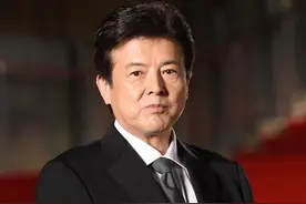 三浦友和才是“反油腻”男人：穿西装，梳大背头，70岁依然优雅图片
