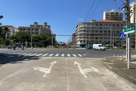 啥情况？海口这两个路口车辆只能右转，道路交通标线和标牌却显示可直行或左转图片