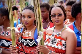 非洲小国艾滋泛滥，为杜绝疾病，国王下令：全国女性都不准穿裤子图片