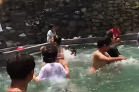 二胎宝妈自建泳池，免费供全村孩子玩水，童年的快乐和安全都有了图片