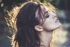 英国美女来中国游玩，凌晨出门吃宵夜，大喊：中国太安全了！图片