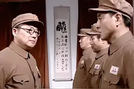 让李云龙畏之如虎的“老师长”，为什么会在1957年离开军事学院？图片