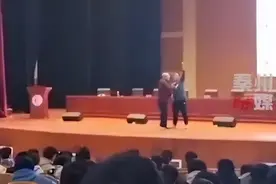 “名师”宣扬“不当内容”被轰下台，这次中国年轻人不忍了！图片