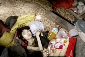 2015年湖北24岁校花被裸身囚禁，与蛇同住场面“污秽”，让人唏嘘图片