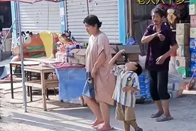 20岁女子嫁给6旬老汉，二人带娃逛街，却引起非议：看上他啥了？图片