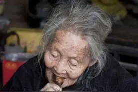 2018年,江西村妇逝世,家中现巨额现金10人清点3小时,生前光吃咸菜图片