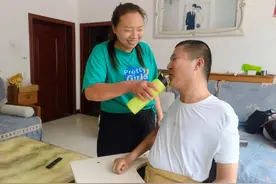 涿州好妻子8年照顾瘫痪丈夫不离不弃图片