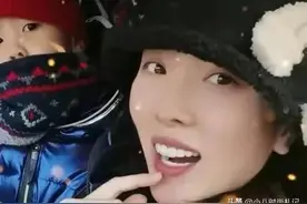 李思思新年晒俩娃，穿百元T恤模样清秀，一家四口三亚过年图片
