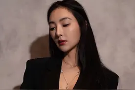 吴速玲才被爆与曹格分居，便化身最辣登山客，低胸装秀雪白肌肤图片