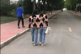 幽默笑话：不如这样吧，就当我欠你两个人情图片