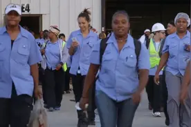 美国穷人进入中国工厂流水线，12小时三班倒、时薪12美元还不满足图片