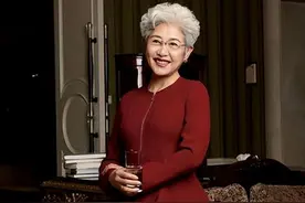 傅莹亲身示范：西服要合身，旗袍不要短，70岁也能优雅高级图片