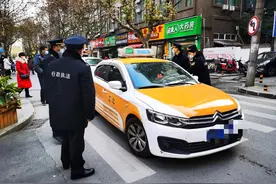 武汉：出租车拒载 青山运管抓现行图片