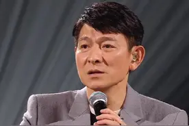 60岁刘德华演唱会难掩老态，嗓子沙哑险失声，结尾演唱直接含泪图片