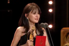 边拍戏边哺乳，热依扎凭借“水花”拿下视后，依旧不忘感谢月嫂图片