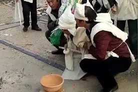 北方部分地区，办丧事“摔盆子”是怎么回事？图片