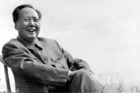 1964年，一妇女主动接近主席遭警卫阻拦，周总理连忙制止图片