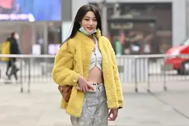 看街拍 识包包：8组MCM爆款包包秋冬穿搭示范图片