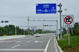 在右转＋直行车道上等红灯，后方车辆不停按喇叭，聪明的人这样做图片