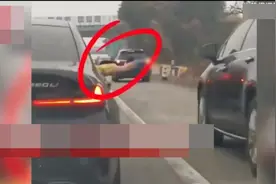 返程高速拥堵，女子拍照举报百辆车走应急车道，或将全扣6分罚200图片