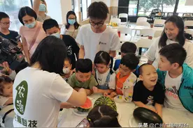 广州：炎炎夏日 图书馆来了一群“吃瓜群众”图片