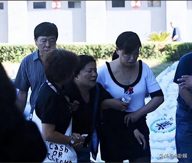 边侧：央视最帅主持，与母亲通话后却从8楼一跃而下，年仅32岁！