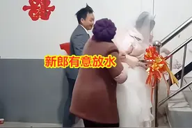 谁先进门谁当家：喜婆婆用力把儿媳往后拽，新娘被拽急眼粗暴甩开图片