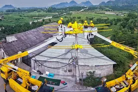 原来，带电作业是这样的图片