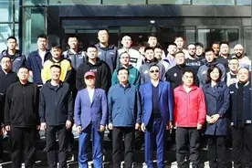 辽宁男篮今日出征！老板刘景远返沈送行，宋凯出席郭艾伦被关心图片