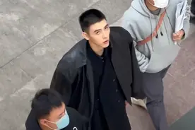 陈飞宇在上海拍戏，寸头显眼走路有点顺拐，网友：每次都是这表情图片