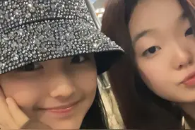 13岁王诗龄英国开跑车，载白发神秘男笑眯眼，网友：民风真开放图片