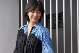 插足、逼宫、47岁不婚，徐静蕾“叛逆”的背后，是原生家庭的痛图片