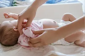 女宝宝一尿尿就哭，原来是出现粘连，发现娃这些情况，处理要注意图片