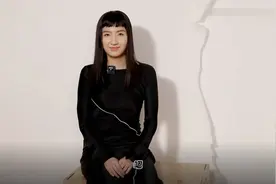 胡军太太带子女登上杂志封面，13岁康康帅气如明星，比爸爸更man图片