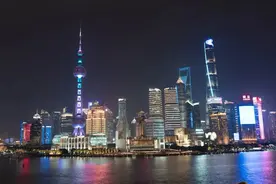 “五一”假期，我市景观照明将开启节假日模式，外滩、北外滩和小陆家嘴地区不展演景观照明主题光影秀图片