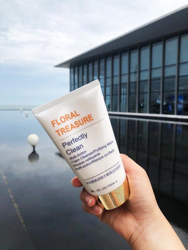 实惠好用不输大牌的洗面奶，帮助彻底清洁妆容，滋润皮肤，不紧绷