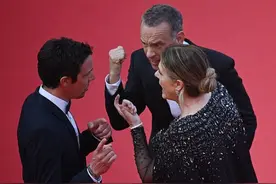 汤姆汉克斯夫妇戛纳红毯被赶，二人原地发火回怼，仪态尽失图片