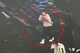 女子突然蹲在路边引民警关注，上前一问发现……图片